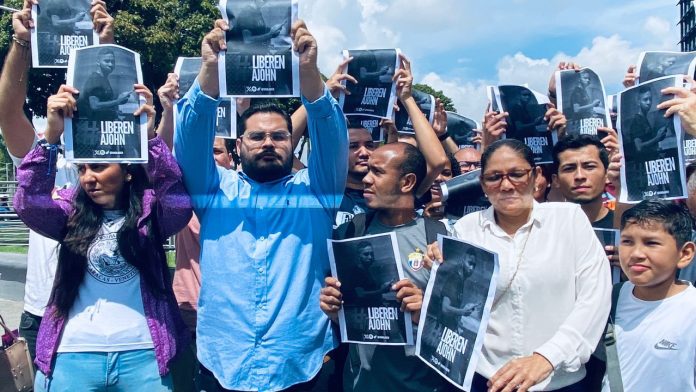 Estudiantes de la UCV y familiares de Jhon Álvarez exigen su liberación inmediata