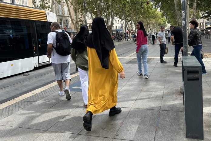 Escuelas en Francia impidieron acceso a musulmanas por usar la abaya