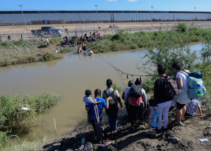 Un venezolano y un haitiano muerieron ahogados intentando cruzar una zona fangosa del Río Bravo