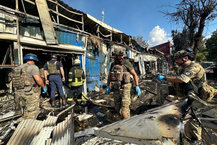 Al menos 17 muertos en un ataque ruso contra un mercado en Ucrania