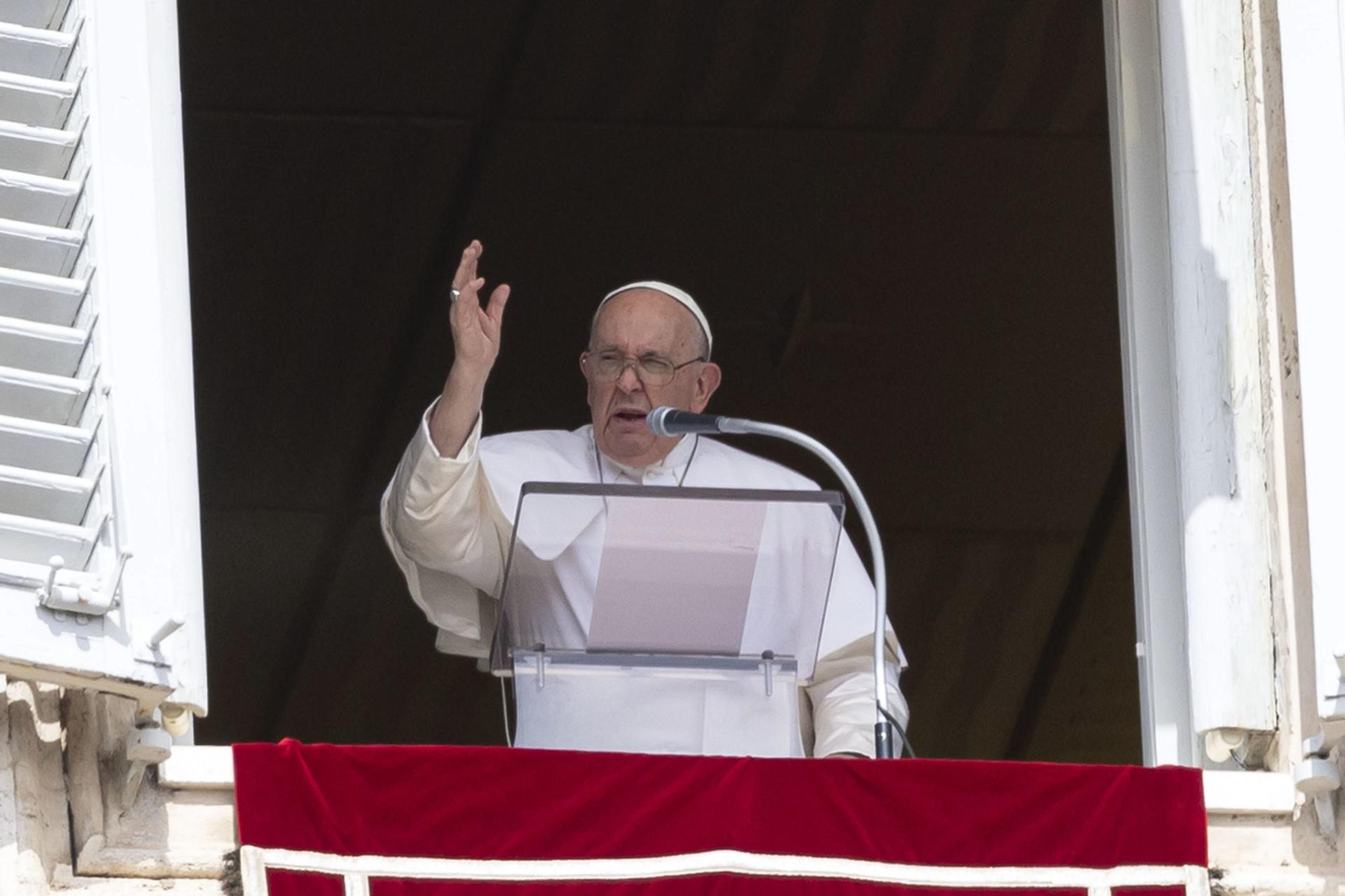 El papa pide proteger la «dignidad humana» ante el «fenómeno migratorio»