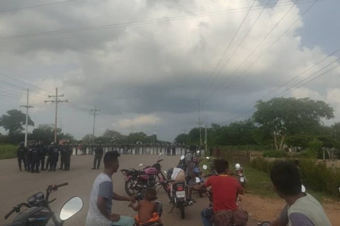 Un grupo de yukpas logró burlar un cerco policial y militar en la carretera Machiques-Maracaibo que les impedía avanzar hacia la capital del estado Zulia.