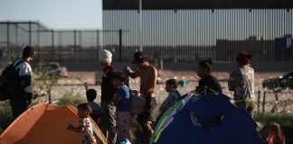 Miles de migrantes esperan a la intemperie ser procesados en la frontera EE UU-México
