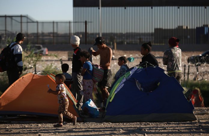 Miles de migrantes esperan a la intemperie ser procesados en la frontera EE UU-México
