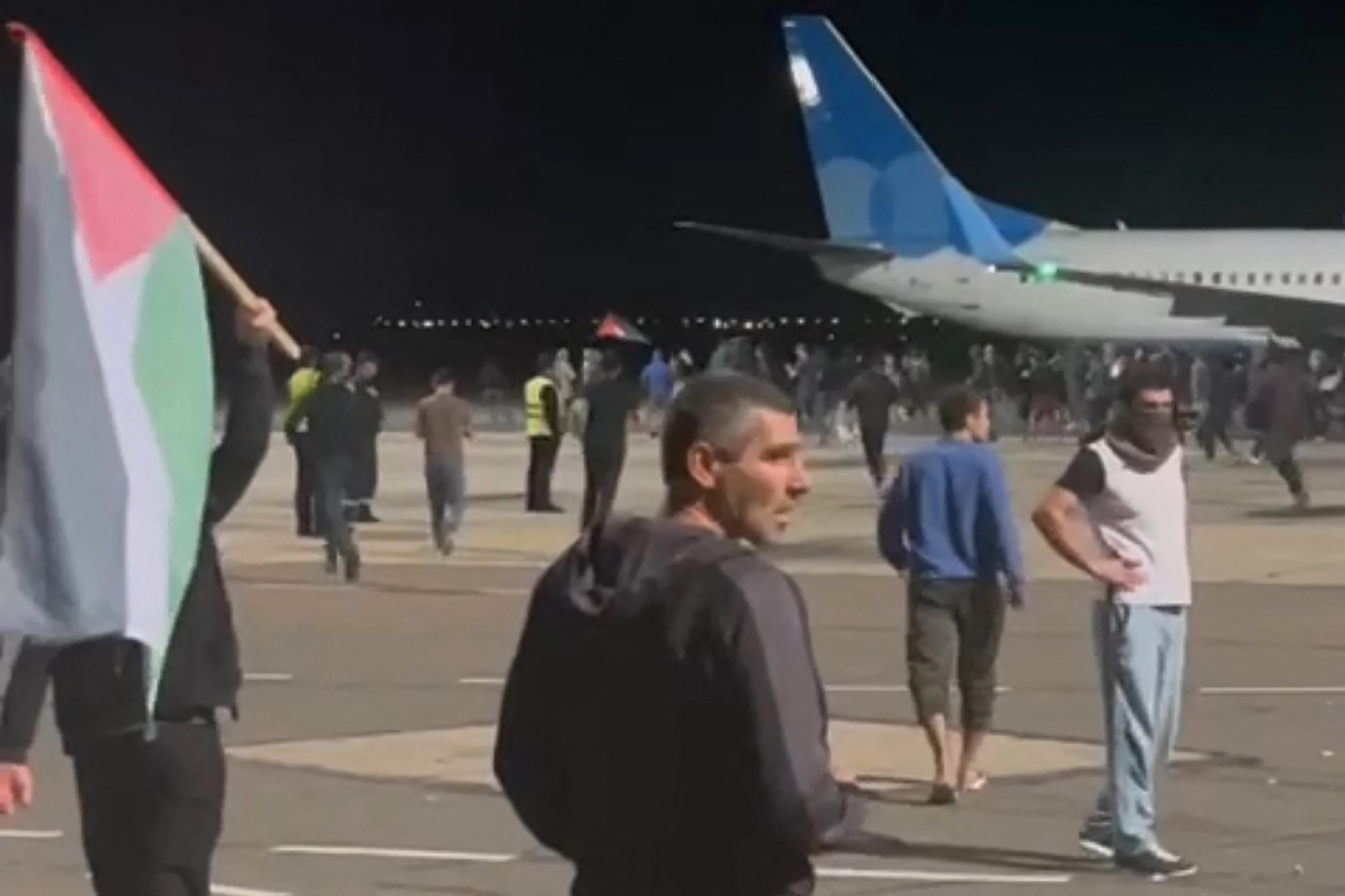 Des protestataires anti-Israël prennent d’assaut un aéroport au Daguestan