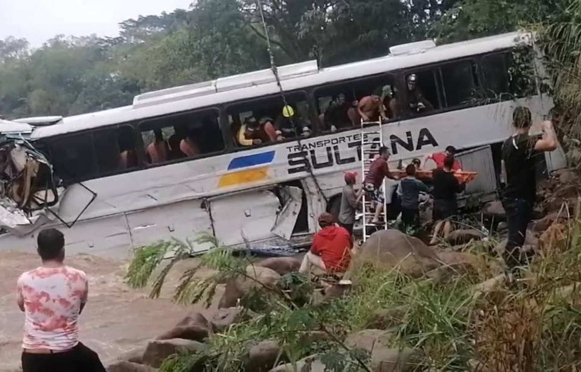 Al menos 4 migrantes muertos y 15 lesionados en un accidente de tráfico en Honduras