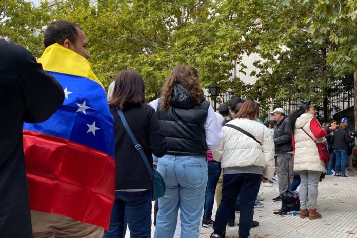 El 60 % de los venezolanos están dispuestos a votar en las presidenciales, según encuesta