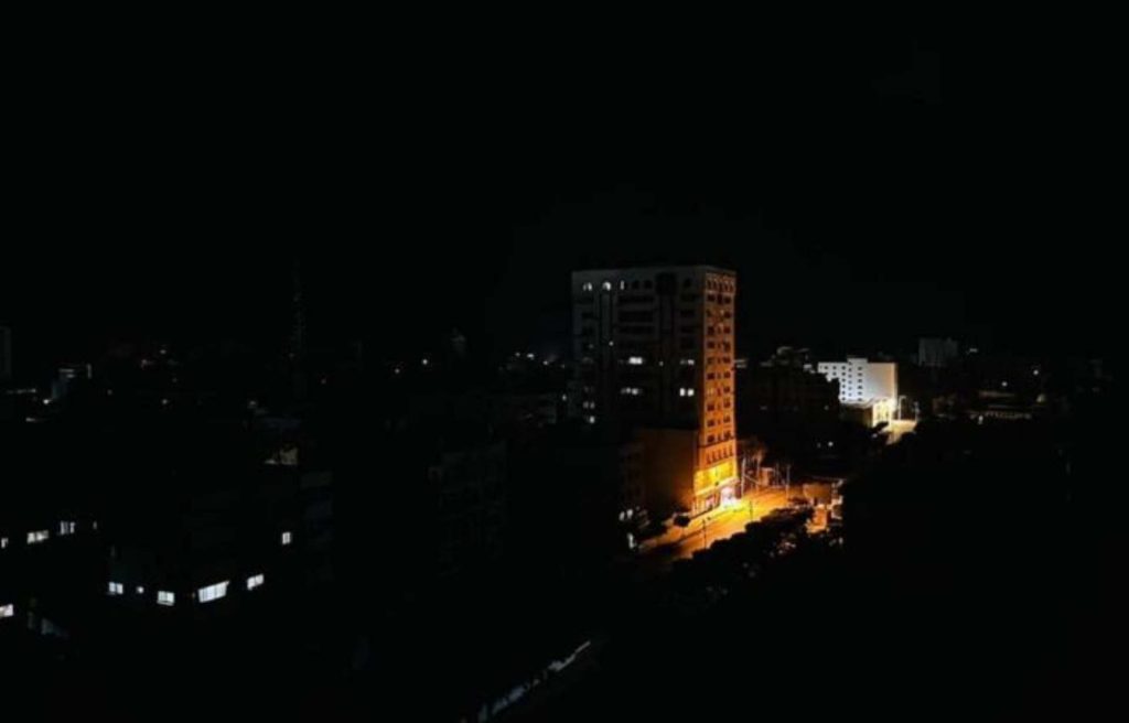 Adnan Al Bursh, de la BBC, tomó esta foto de Gaza a oscuras el miércoles por la noche