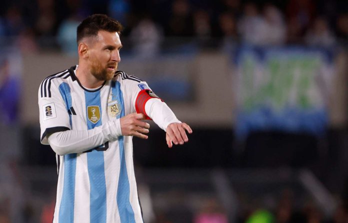 Lionel Messi habría sido escupido por el paraguayo Antonio Sanabria.