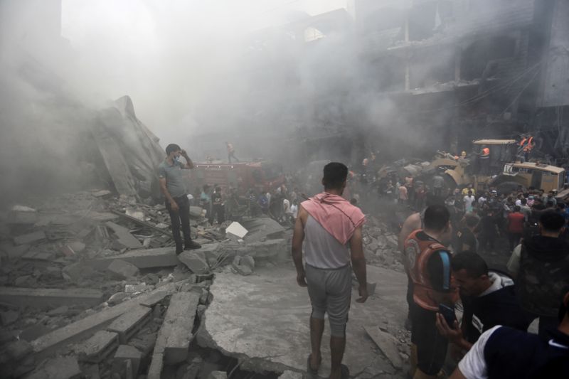 El humo y el polvo de los bombardeos han generado asfixia en muchos niños y mujeres. Getty Images. 