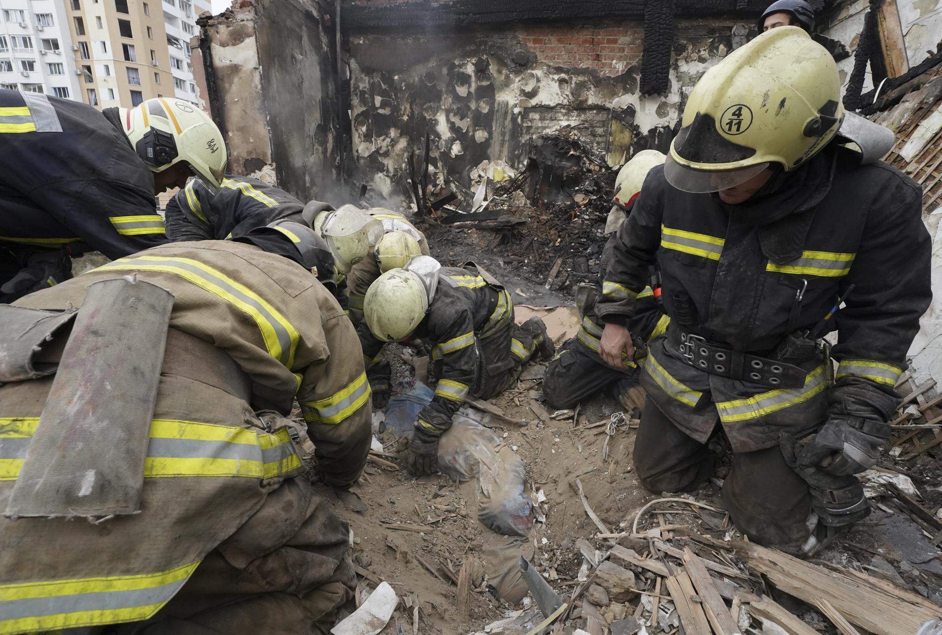 Hallan bajo los escombros el cuerpo sin vida de la abuela del niño muerto en ataque ruso