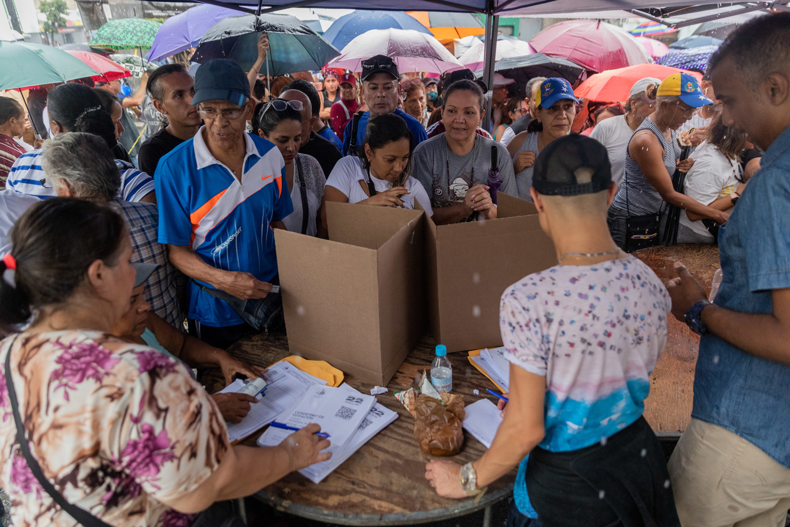 Miles de venezolanos votan esperanzados en un cambio de presidente en 2024