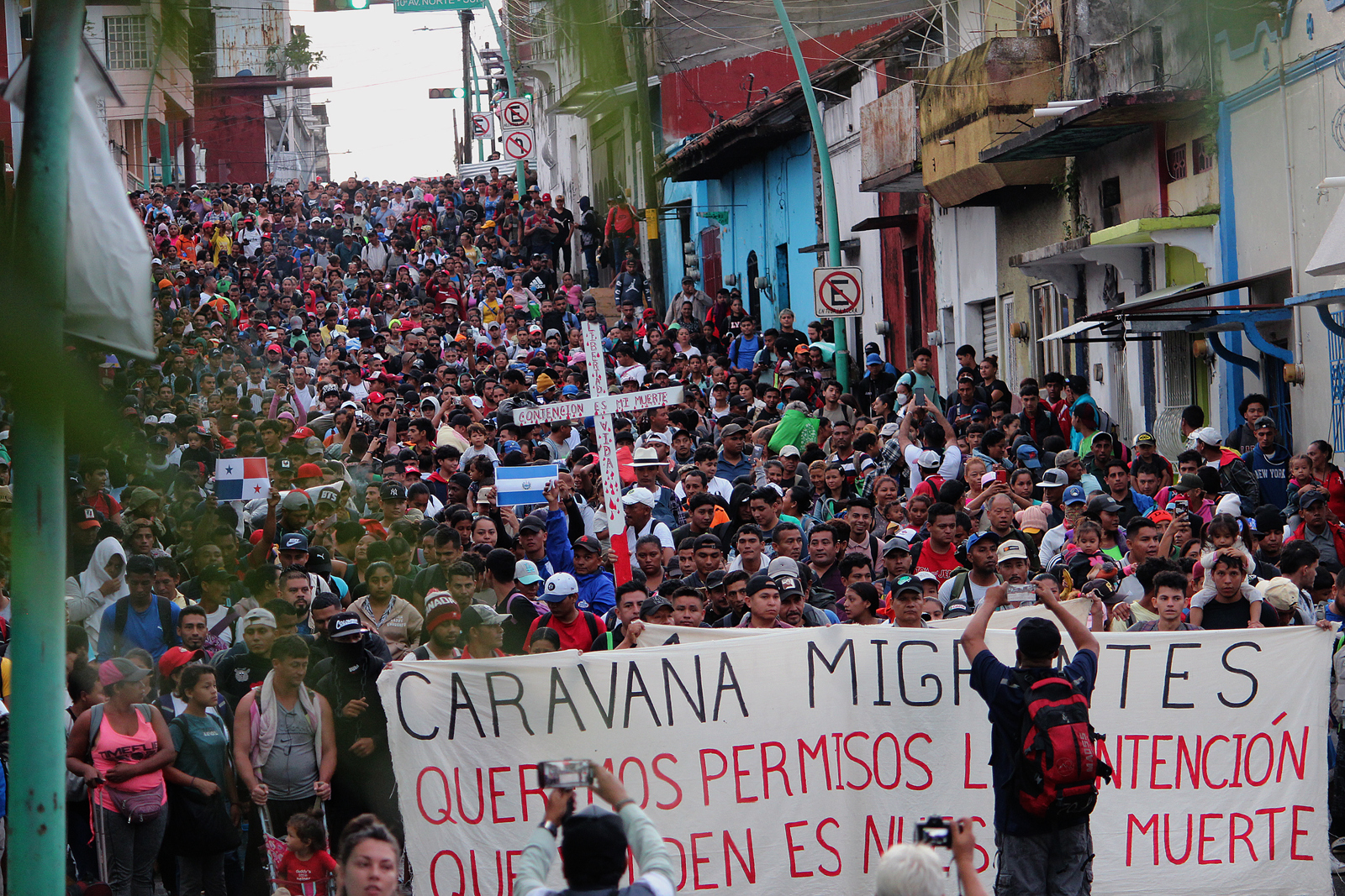 Venezolanos y hondureños van encadenados: caravana de migrantes avanza hacia la frontera norte de México