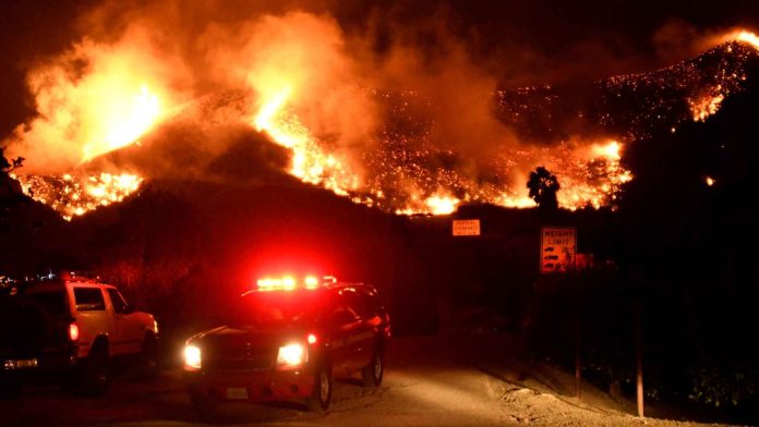 Miles de evacuados por un incendio en California