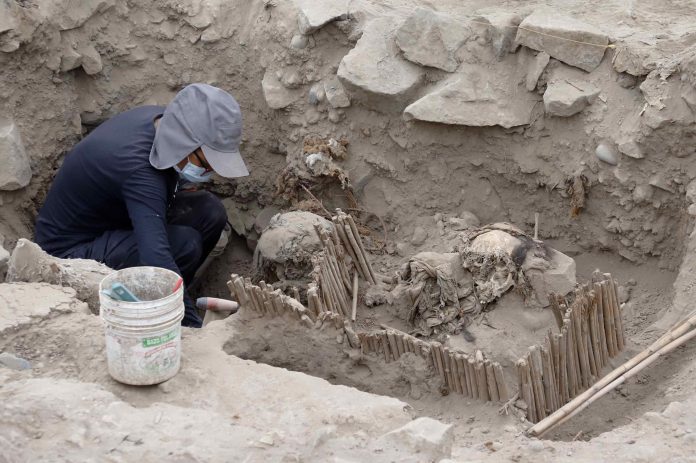 Descubren cinco momias milenarias en una pirámide en el centro de Lima