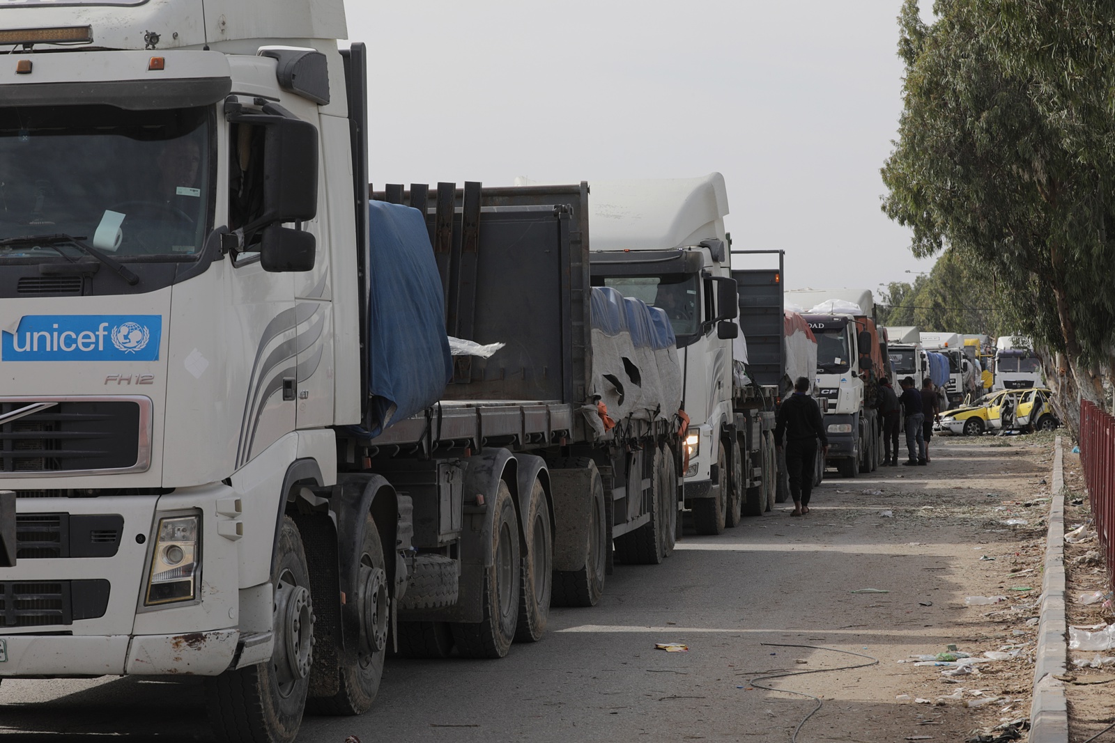 Humanitarian aid trucks cross into northern Gaza