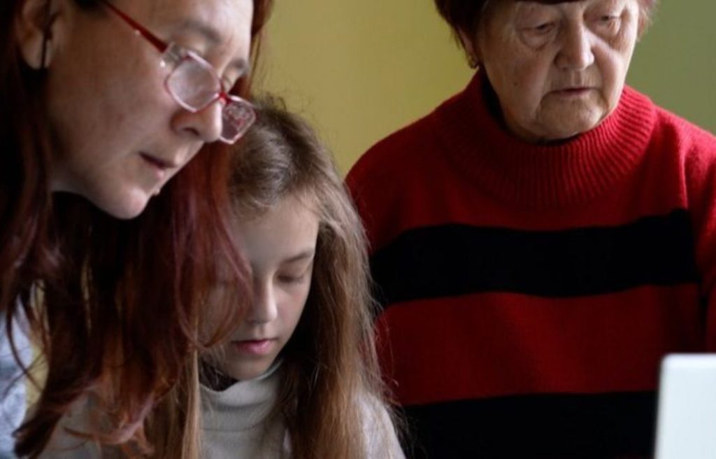 Varvara (centro) ahora asiste a la escuela por Zoom luego de que su familia fuera evacuada hacia el oeste