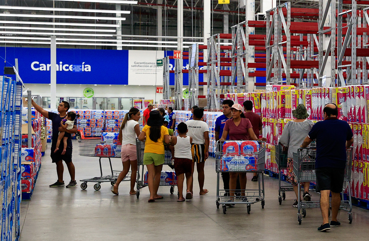 Largas filas en Acapulco por la reapertura de supermercados tras el paso de Otis en México