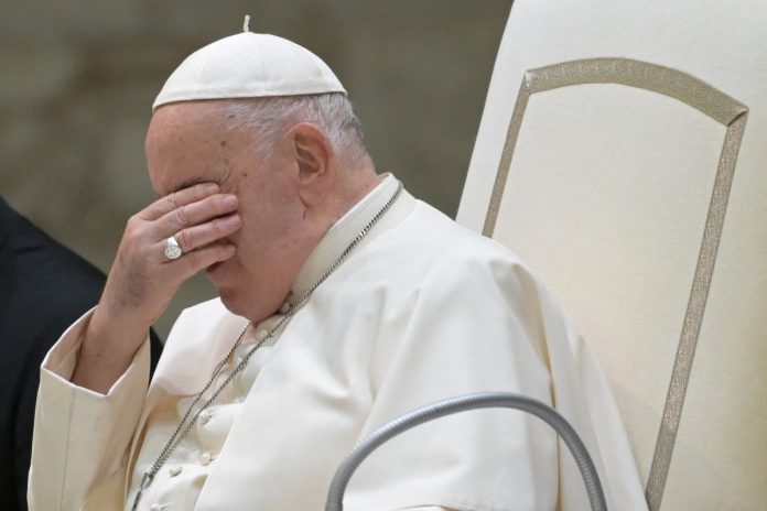 El papa Francisco, con dificultades para respirar y debilitado por una gripe