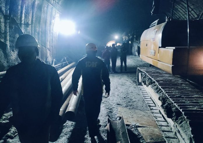 Siguen las labores para rescarar a 40 obreros atrapados en un túnel en India