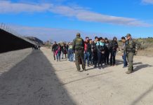 flujo migratorio desborda la frontera México-EE UU - migrantes en la