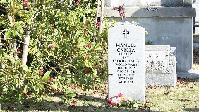 La tumba de Manuel Cabeza solo tenía una pequeña placa hasta 2019, año en el que se le rindió homenaje y se le dedicó una lápida militar