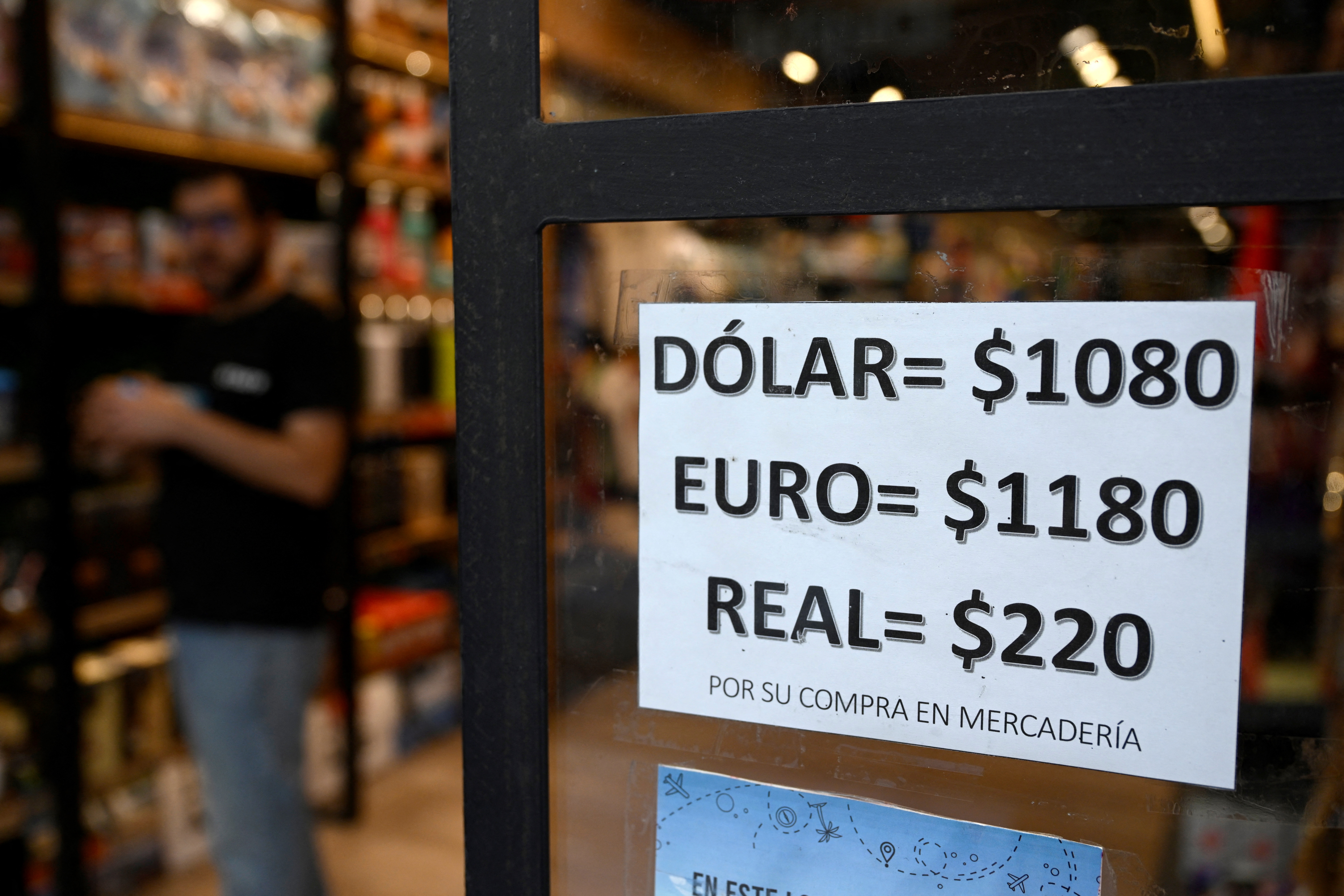 Argentina devalúa 50% su moneda y anuncia un paquete de urgencia