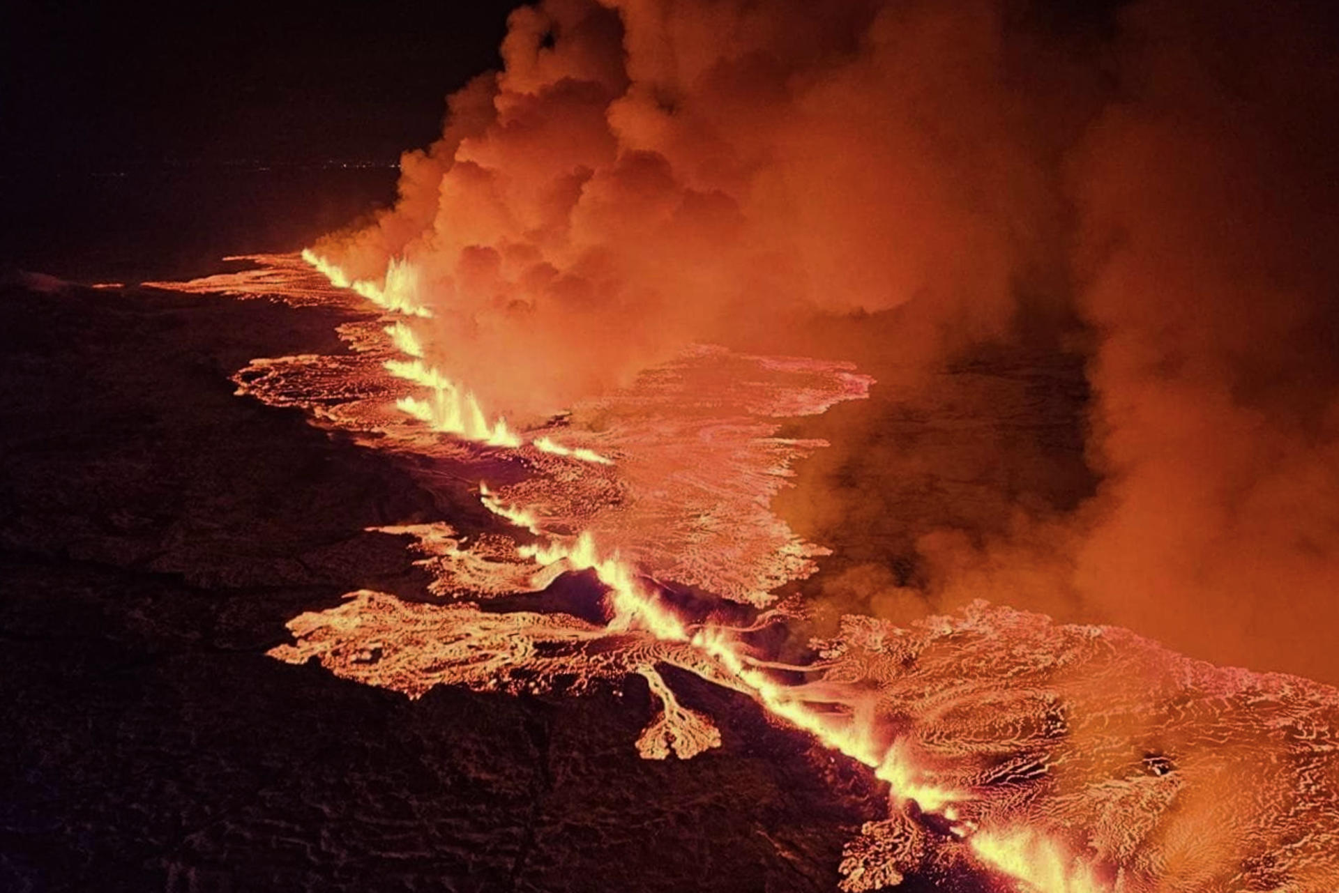 Volcán hace erupción al noreste de la ciudad islandesa de Grindavík