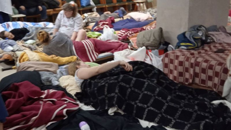 El personal médico del hospital de Chernihiv dice que asistieron en el nacimiento de 20 bebés en el refugio.