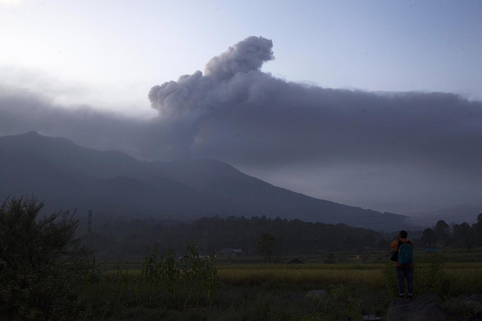 Sube a 22 el número de muertos por la erupción del volcán Marapi en Indonesia