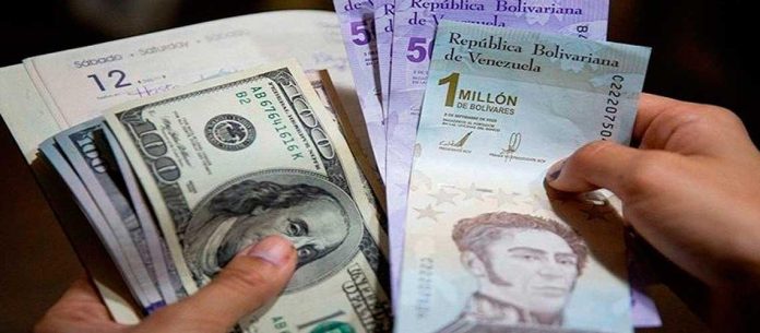 Ecoanalítica: 45% de los pagos que se hacen en Venezuela son en divisas El precio del dólar supera los 36 bolívares en el mercado oficial