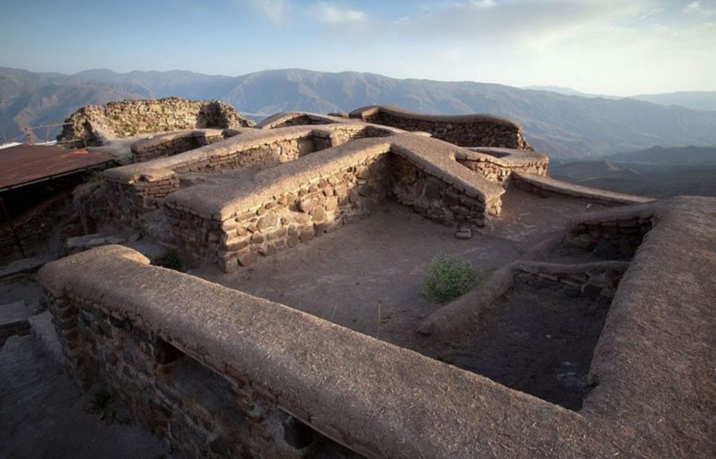 Las ruinas de lo que una vez fue la fortaleza de los asesinos, Alamut, aún se pueden ver las montañas del actual Irán 