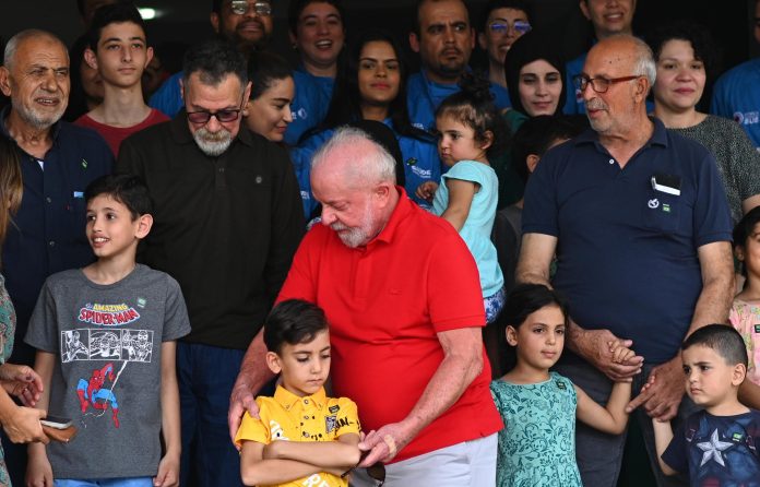Lula se reúne con repatriados de Gaza