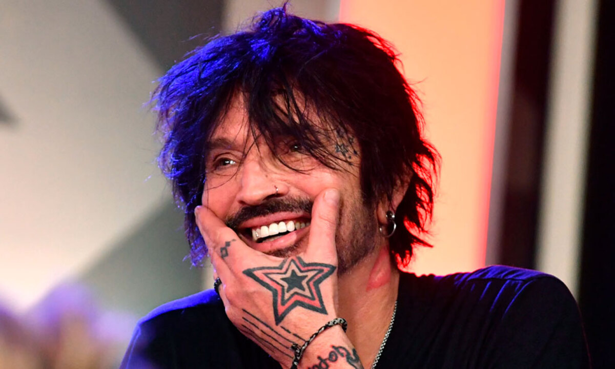 Tommy Lee acusado de abusar sexualmente de una mujer en un helicóptero