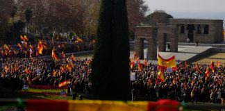 Cientos de simpatizantes asisten al acto organizado por el Partido Popular en defensa de la Constitución y de la igualdad, este domingo en el Parque del Templo de Debod, en Madrid