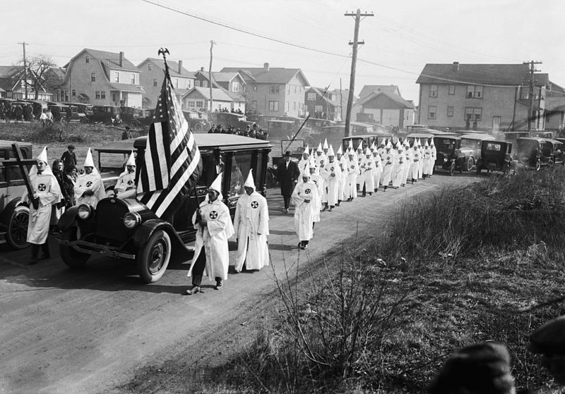 El KKK tuvo su mayor auge en la década de 1920 y después comenzó su decadencia