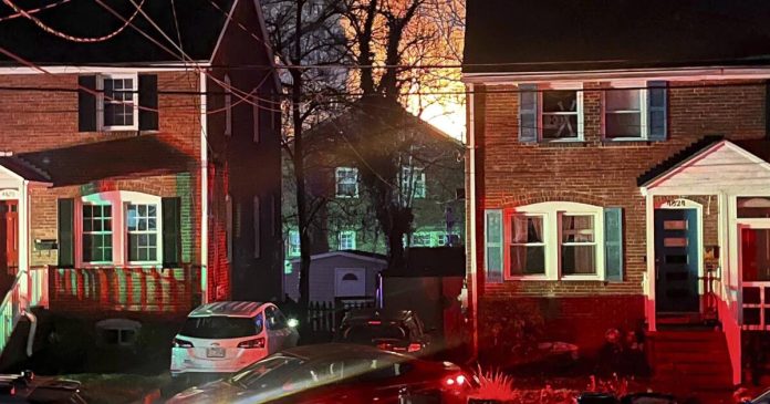 Una explosión destruye una casa en Virginia cuando la policía ejecutaba una orden de registro