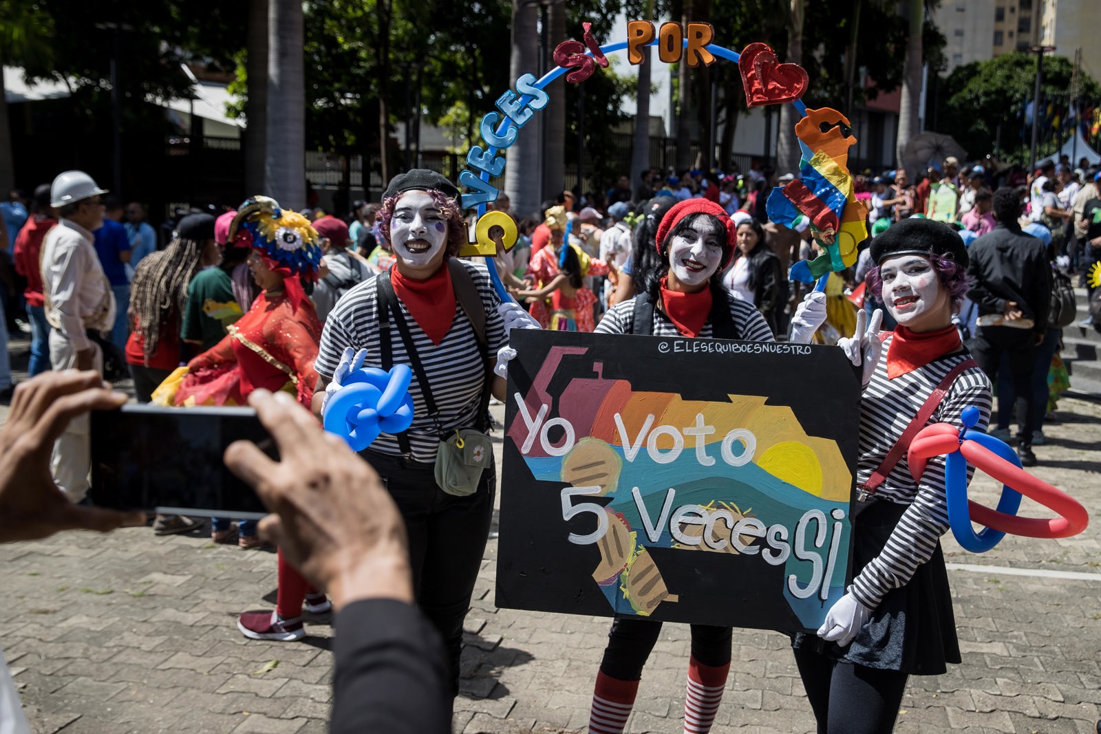 La opulencia circula en Venezuela en forma de campaña política por la disputa con Guyana