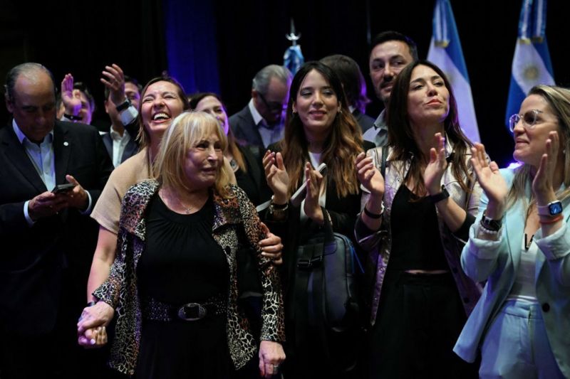 La madre de Milei también se dejó ver en las celebraciones por la victoria de su hijo, pese a que no tienen una relación cercana.Desde muy joven el hoy presidente electo se labró fama de excéntrico y prueba de ello es que sus compañeros del colegio Cardenal Copello comenzaron a apodarlo El Loco, por cómo vestía, lo que decía y cómo se comportaba. Este mote lo acompaña desde entonces. Al igual que buena parte de sus compatriotas, Milei es aficionado al fútbol, llegando a jugar como portero en el Club Atlético Chacarita Juniors, de la segunda división. Sin embargo, lo que realmente marcó su infancia fueron los malos tratos que recibió de sus padres, como él mismo admitió.