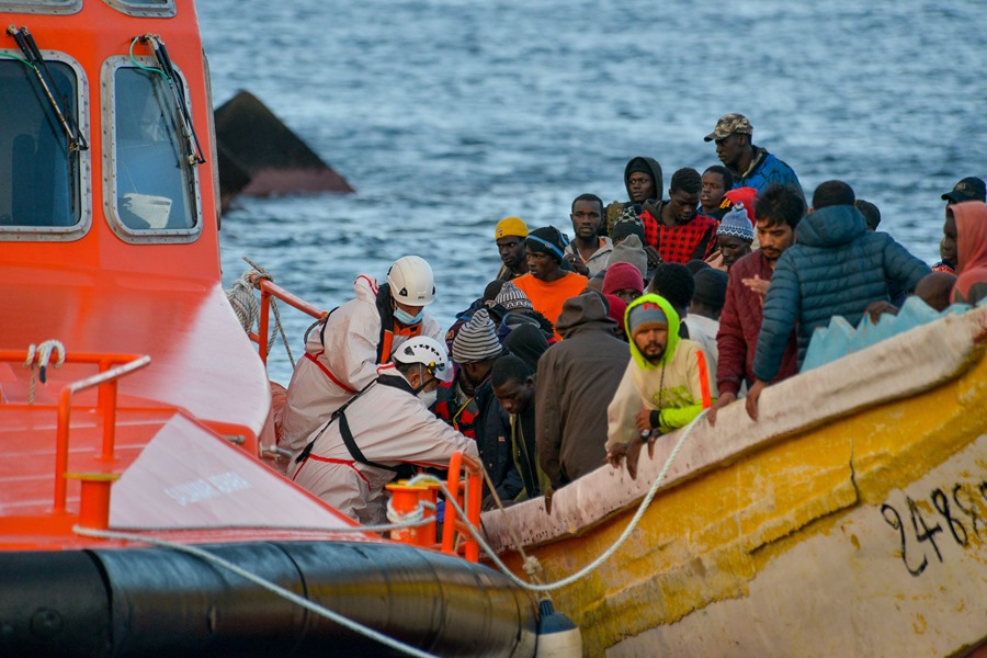 Rescatados 156 inmigrantes en un cayuco en ahguas cercanas a El Hierro