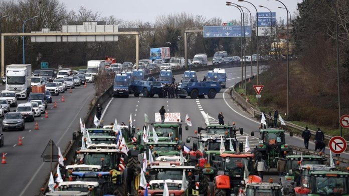 Crece la tensión con los agricultores en Francia cuando se cumplen dos semana de protestas