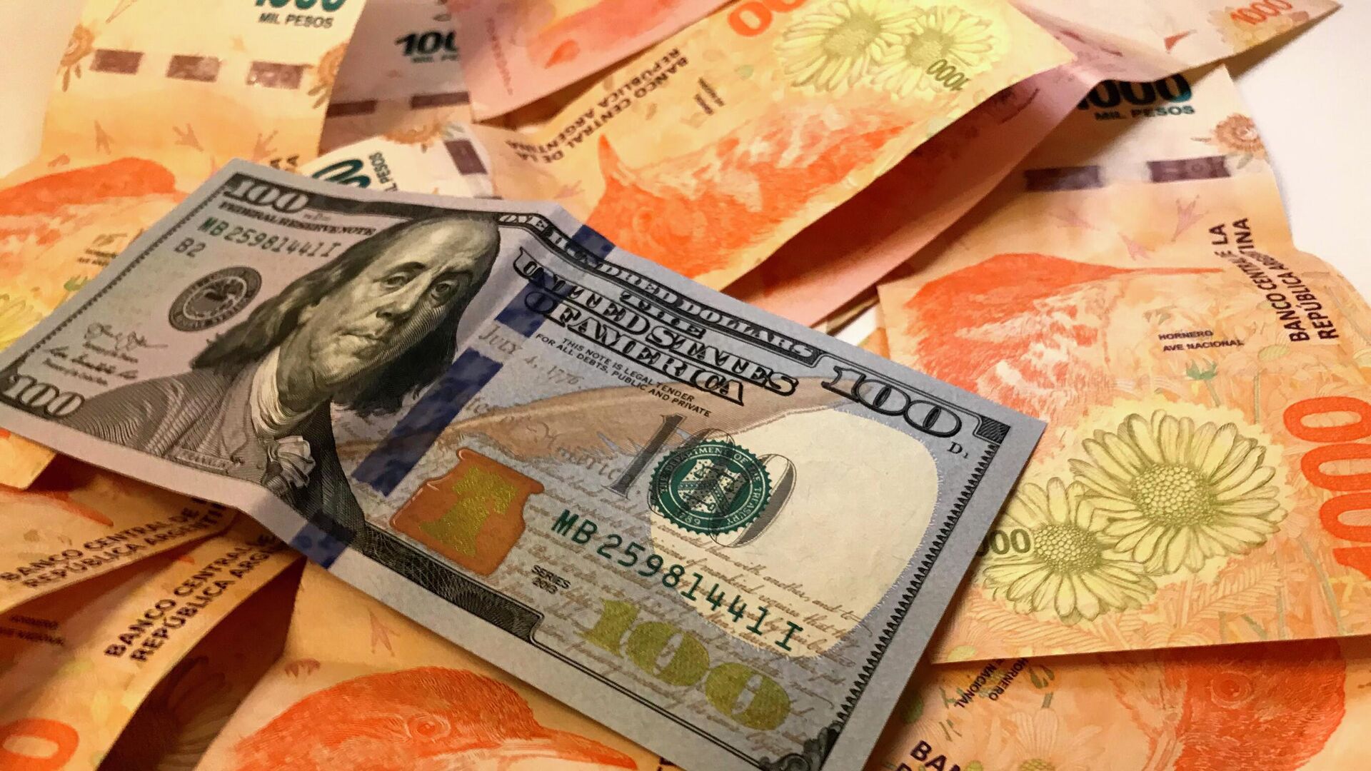 Alza del dólar vuelve a tensar el mercado cambiario de Argentina