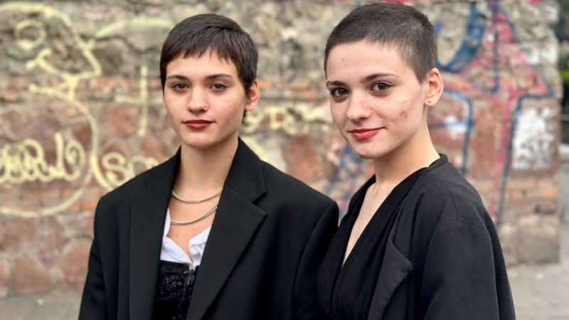 Ano (izda.) y Amy se encontraron por primera vez en la estación de metro de Rustaveli. A menudo han elegido peinados similares