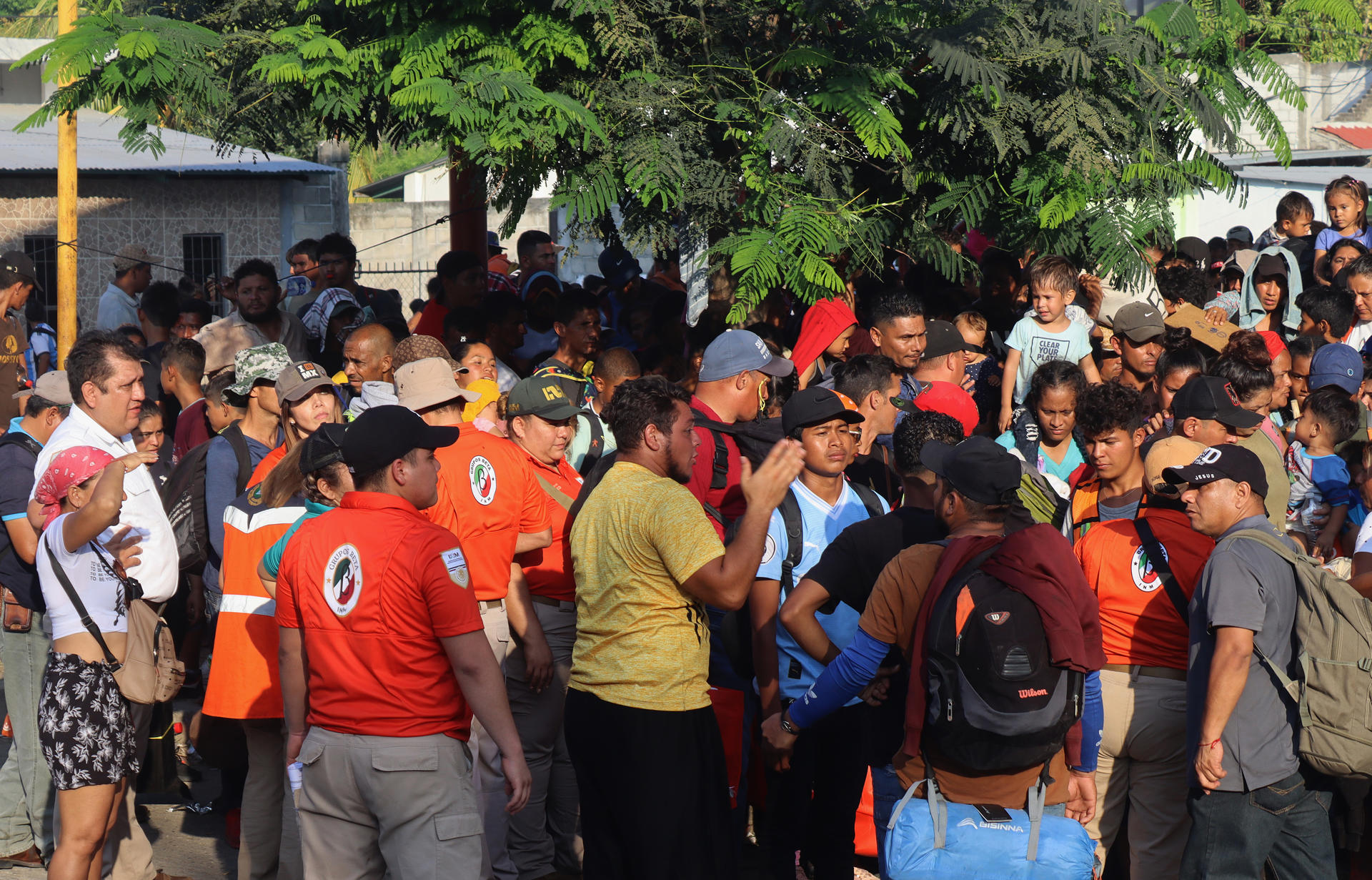 Activistas acusan al gobierno de México de abandonar a migrantes de la caravana