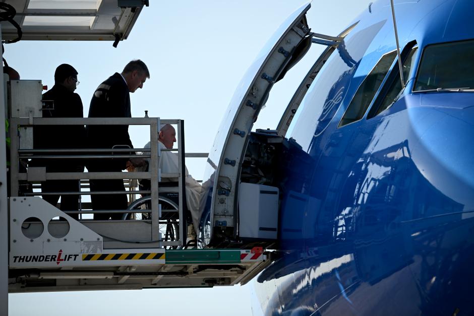 El Papa Francisco, en su entrada al avión. AFP