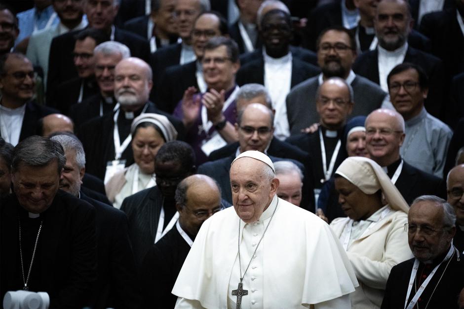 El Papa posa para una foto junto a los miembros de la XVI Asamblea del Sínodo de los Obispos 2023. AFP