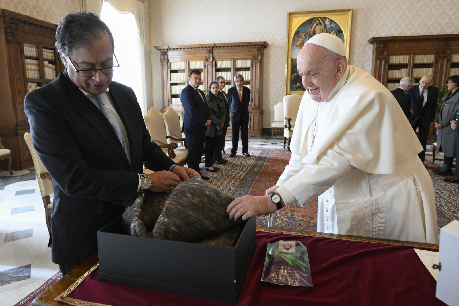 Petro se reunió 35 minutos con el papa Francisco y le regaló café y una ruana