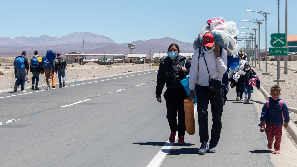 Migrantes que abandonan Chile igualan en número a los que llegan