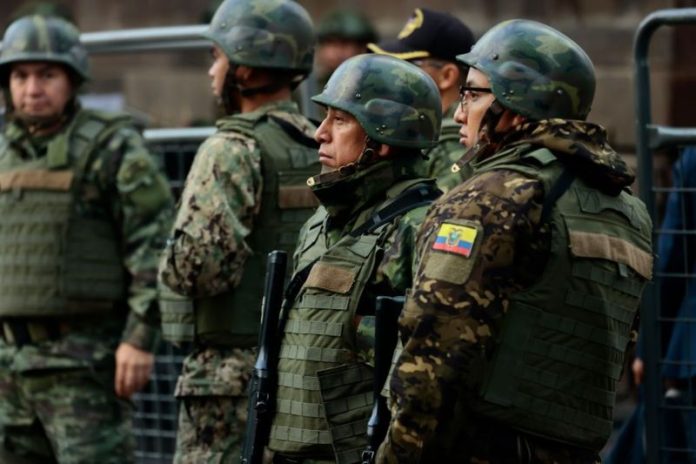 Colombia militariza frontera con Ecuador para evitar fuga de criminales