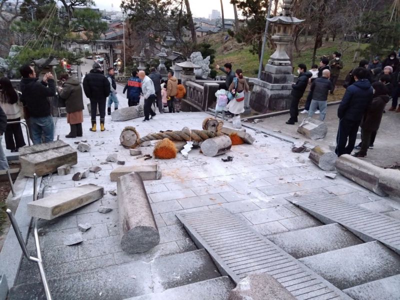 Las columnas de la puerta torii del templo Onohiyoshi en Kanazawa se desplomaron en el terremoto. Reuters 